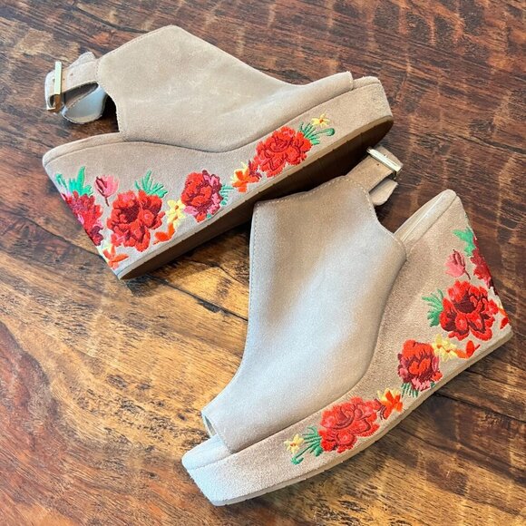 Kenneth Cole Shoes - Kenneth Cole Beige Suede Wedge Sandals With Red Floral Embroidery Size 10